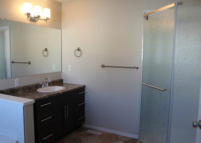 12 261 Ensuite Shower 400x284
